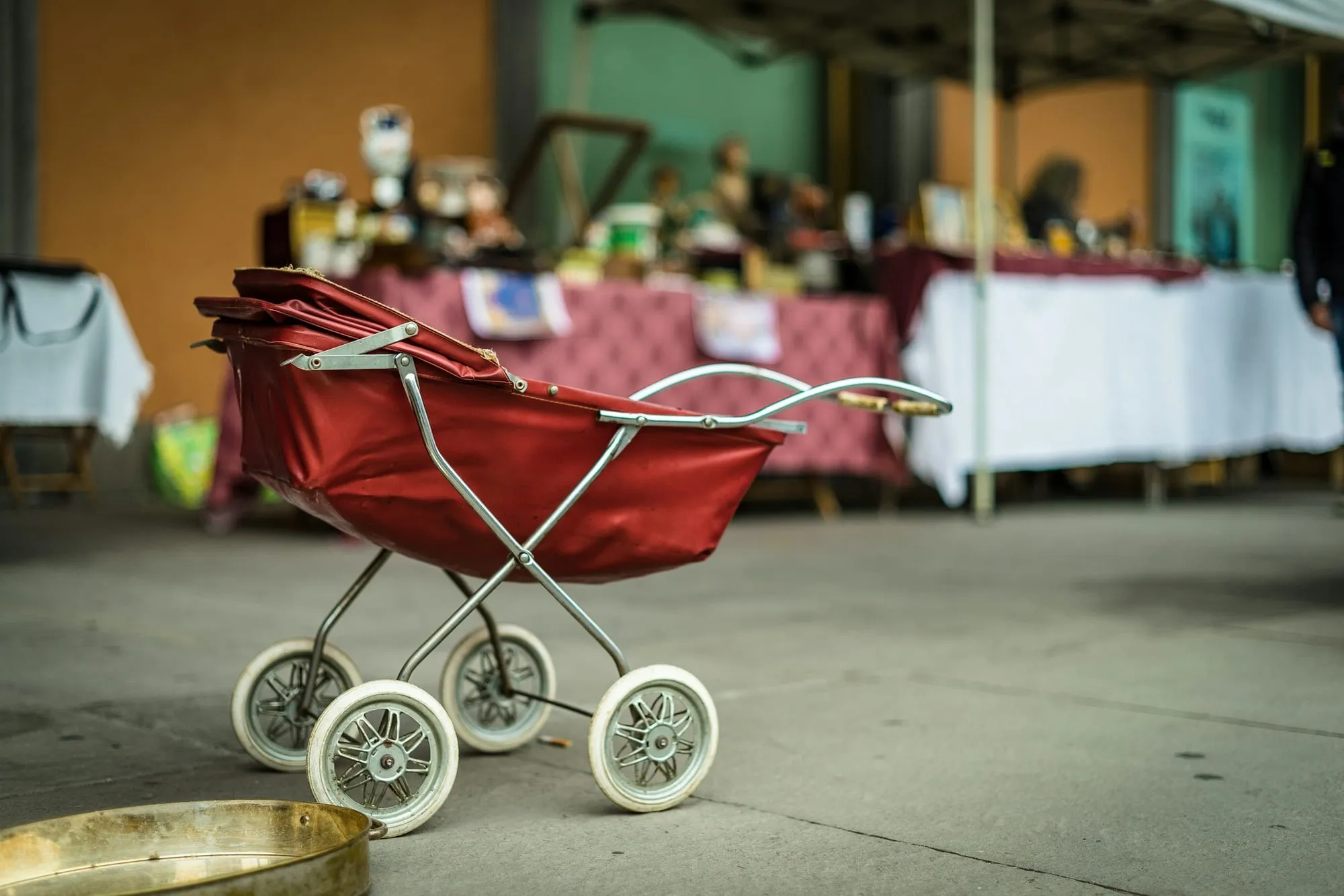 Eski model kırmızı bir bebek arabası